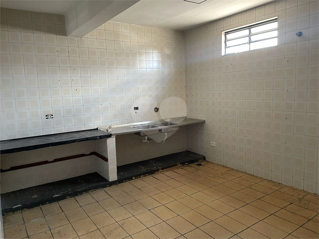 Galpão comercial V. Guilherme (1.805 m² área útil e 22,6 metros testada por 100 metros fundo.