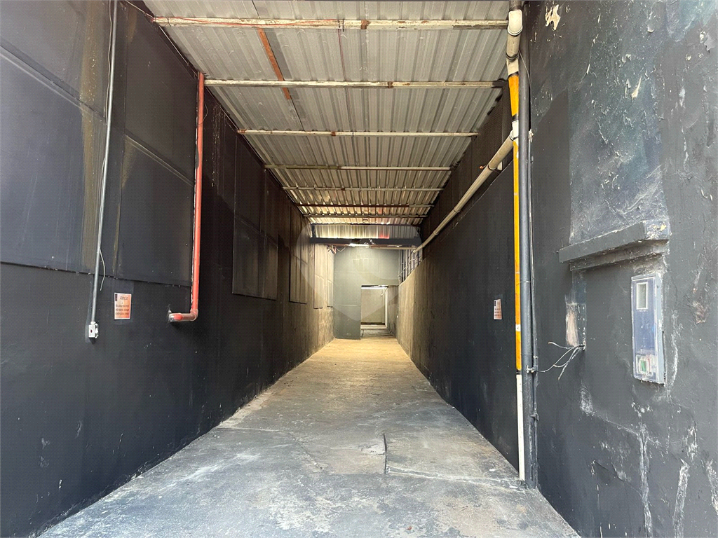 Galpão comercial V. Guilherme (1.805 m² área útil e 22,6 metros testada por 100 metros fundo.