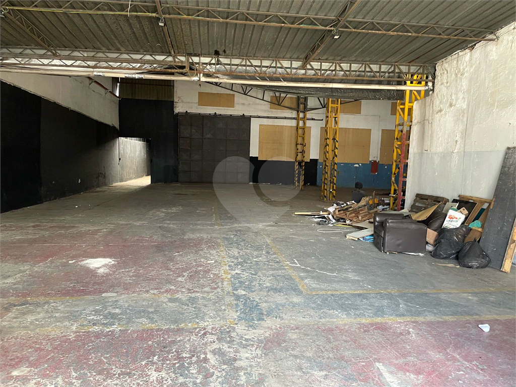 Galpão comercial V. Guilherme (1.805 m² área útil e 22,6 metros testada por 100 metros fundo.