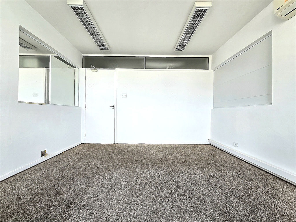 Sala comercial para venda e locação com 3 vagas na Bela Vista.