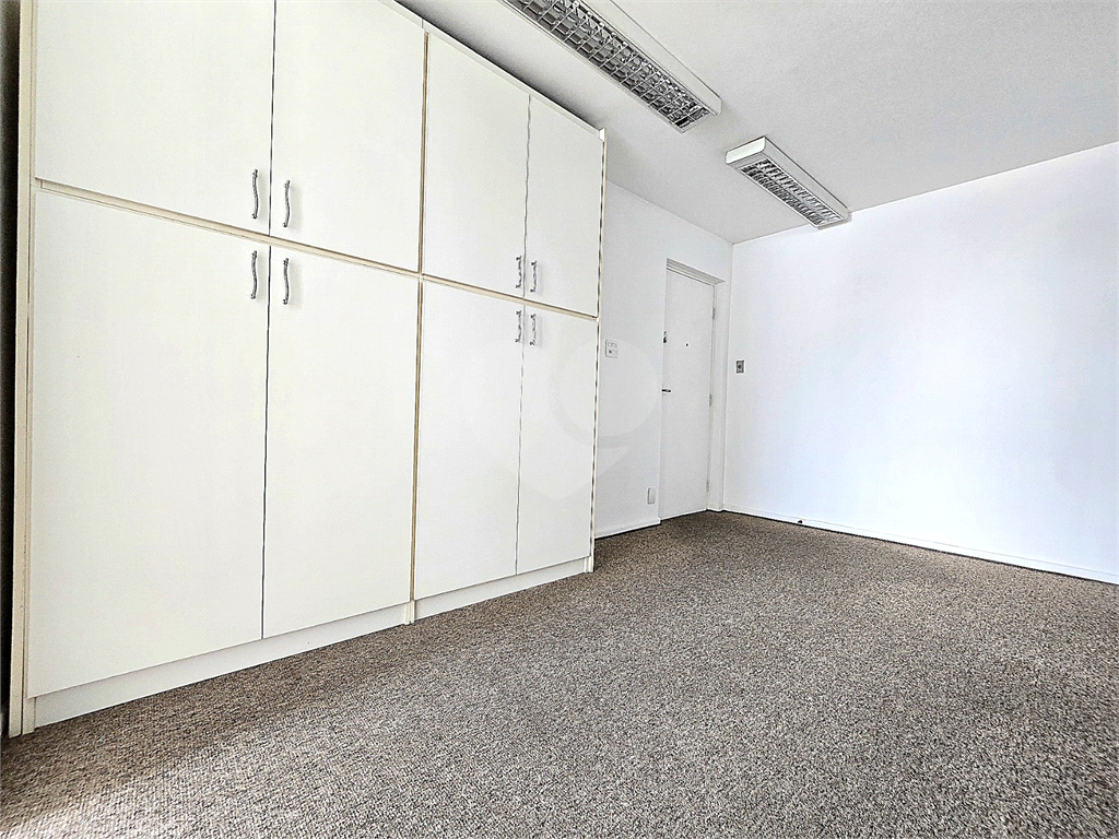 Sala comercial para venda e locação com 3 vagas na Bela Vista.