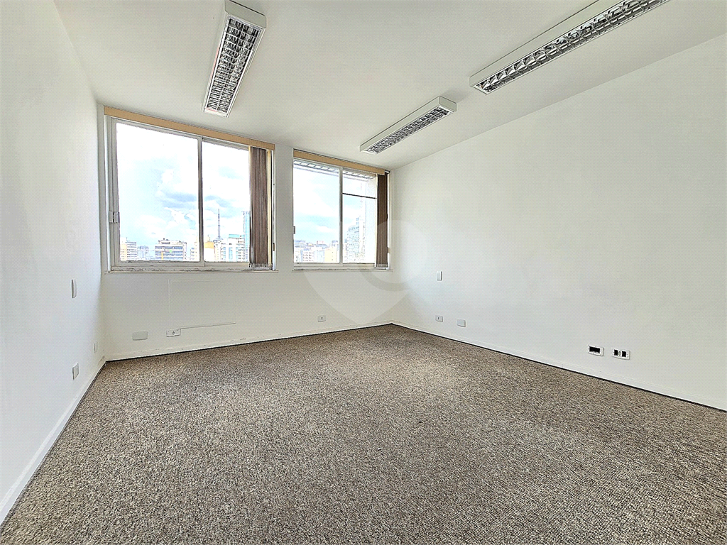 Sala comercial para venda e locação com 3 vagas na Bela Vista.