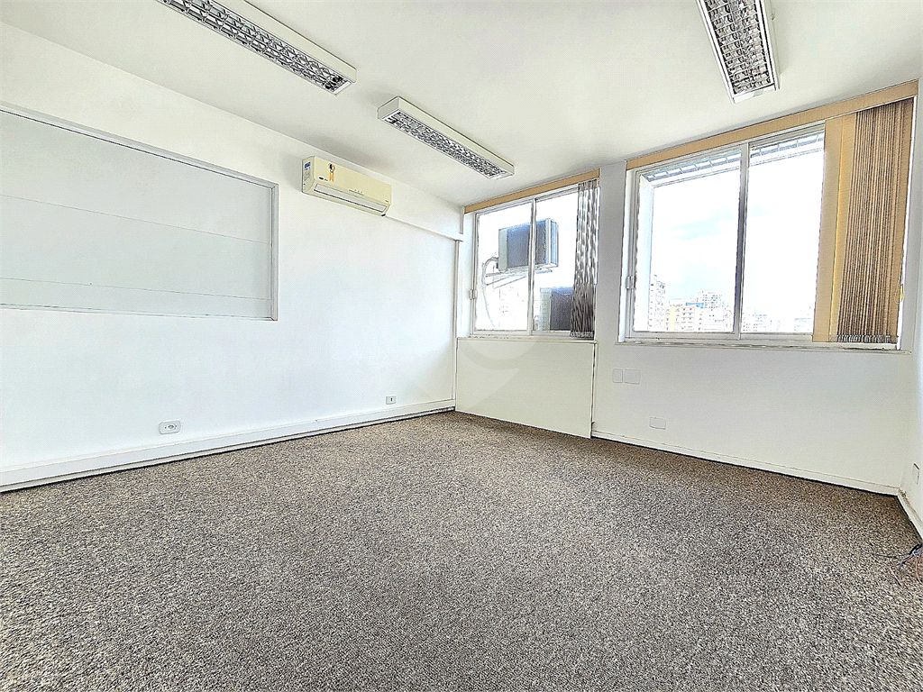 Sala comercial para venda e locação com 3 vagas na Bela Vista.