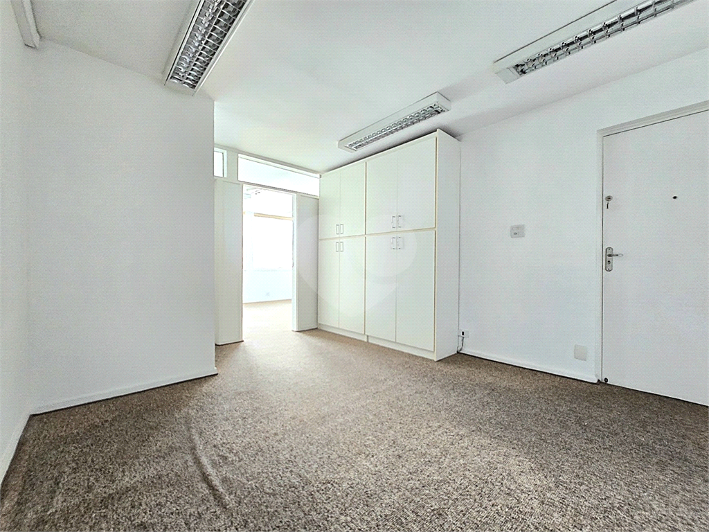 Sala comercial para venda e locação com 3 vagas na Bela Vista.