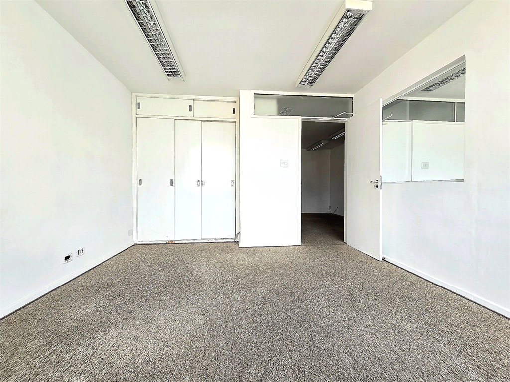 Sala comercial para venda e locação com 3 vagas na Bela Vista.