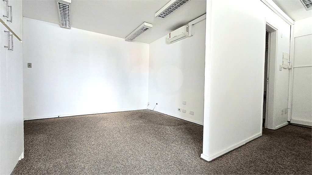 Sala comercial para venda e locação com 3 vagas na Bela Vista.