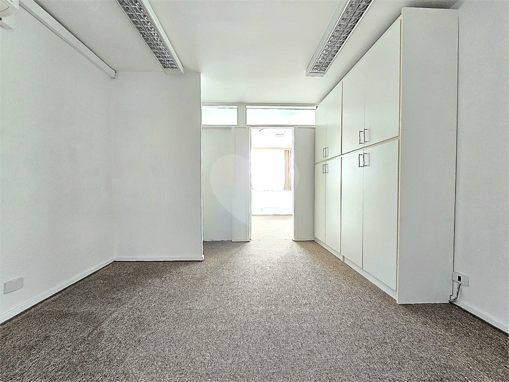 Sala comercial para venda e locação com 3 vagas na Bela Vista.