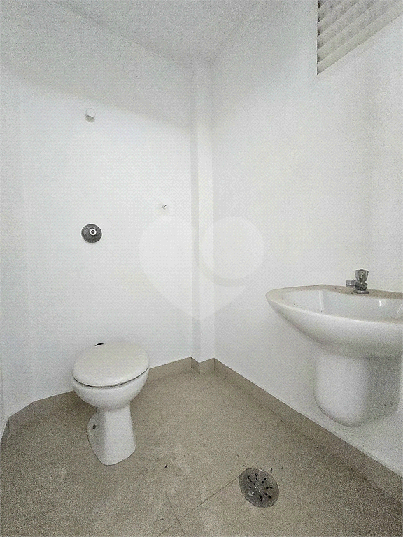 Sala comercial para venda e locação com 3 vagas na Bela Vista.