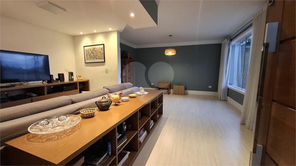 Sobrado à venda com 4 quartos, 301m² - Foto 1