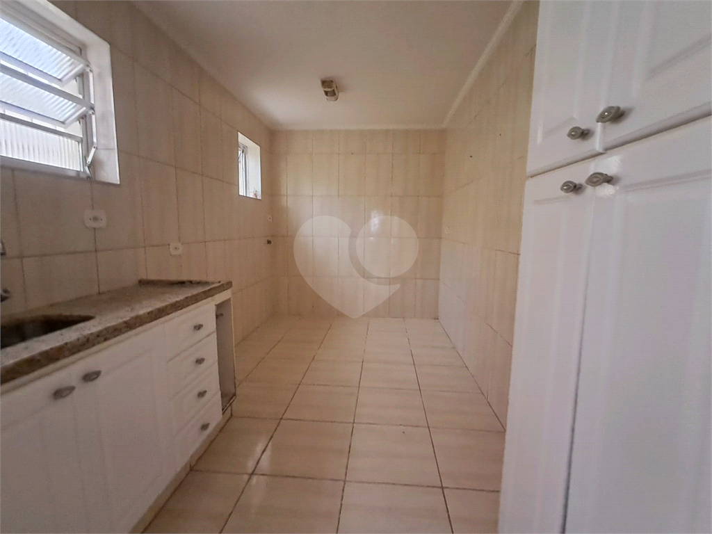 Casa de 105m² com sala de estar de 2 ambientes lavabo, copa e cozinha e pequeno quintal Pompéia