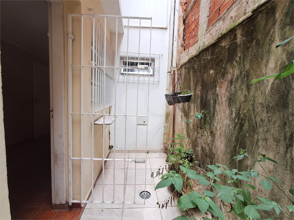 Casa de 105m² com sala de estar de 2 ambientes lavabo, copa e cozinha e pequeno quintal Pompéia