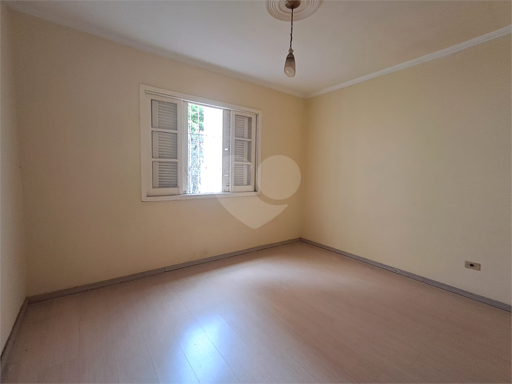 Casa de 105m² com sala de estar de 2 ambientes lavabo, copa e cozinha e pequeno quintal Pompéia