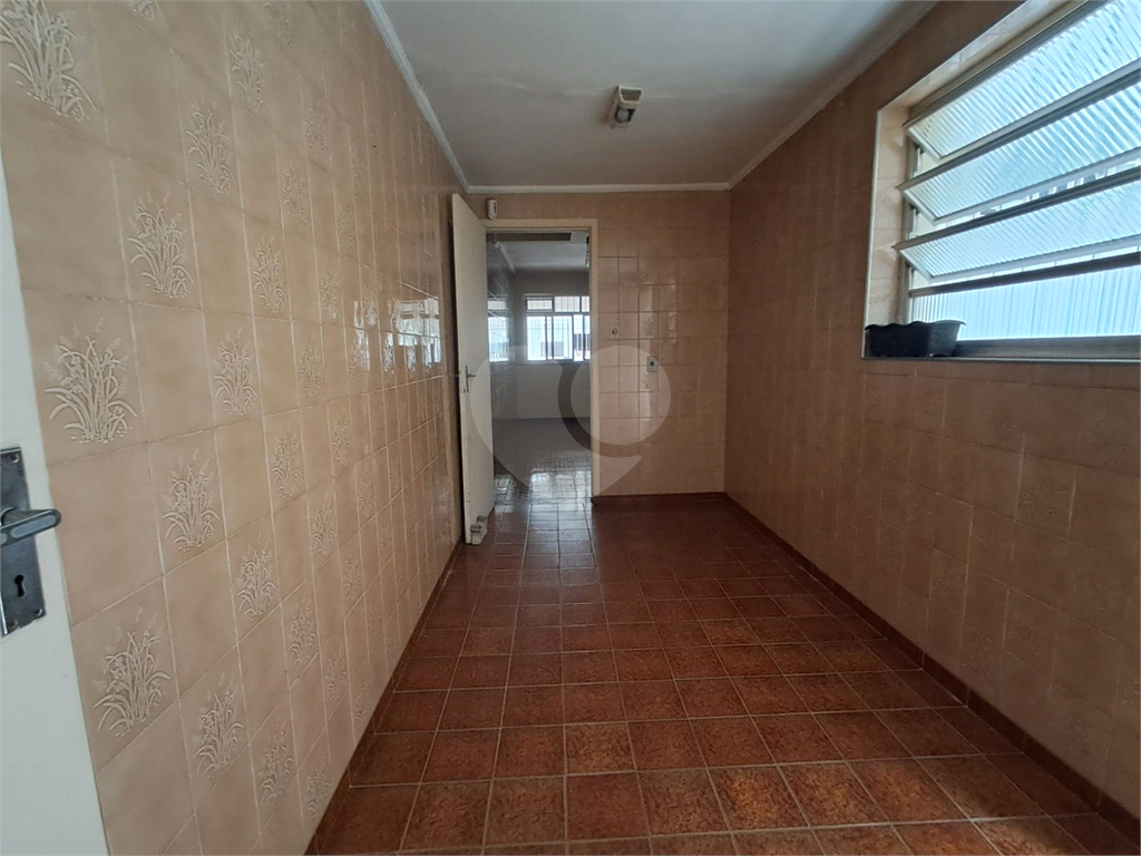 Casa de 105m² com sala de estar de 2 ambientes lavabo, copa e cozinha e pequeno quintal Pompéia