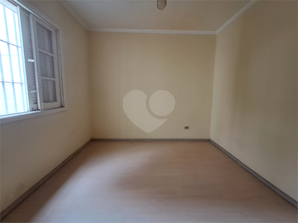 Casa de 105m² com sala de estar de 2 ambientes lavabo, copa e cozinha e pequeno quintal Pompéia