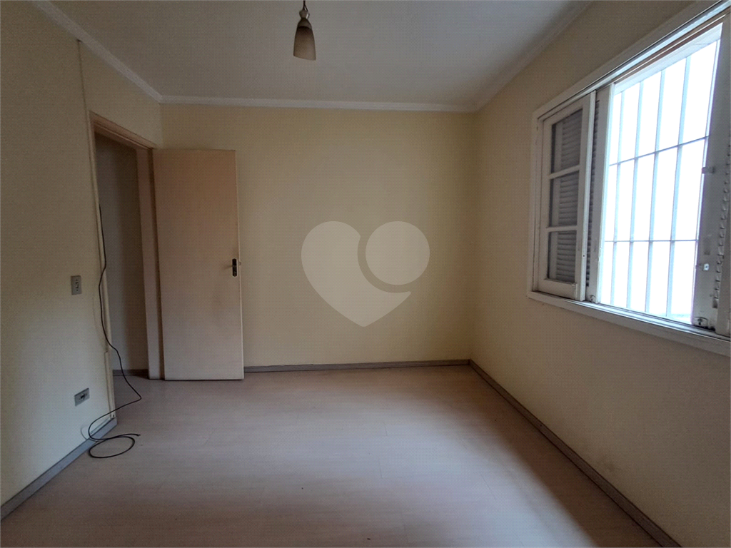 Casa de 105m² com sala de estar de 2 ambientes lavabo, copa e cozinha e pequeno quintal Pompéia