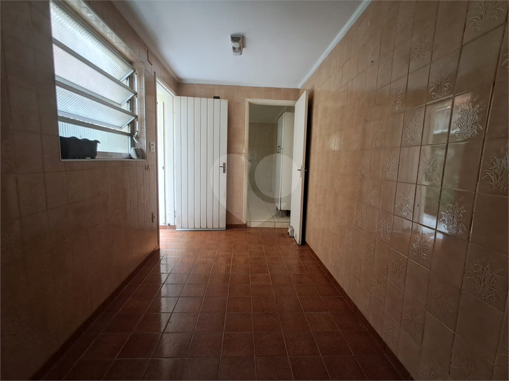 Casa de 105m² com sala de estar de 2 ambientes lavabo, copa e cozinha e pequeno quintal Pompéia