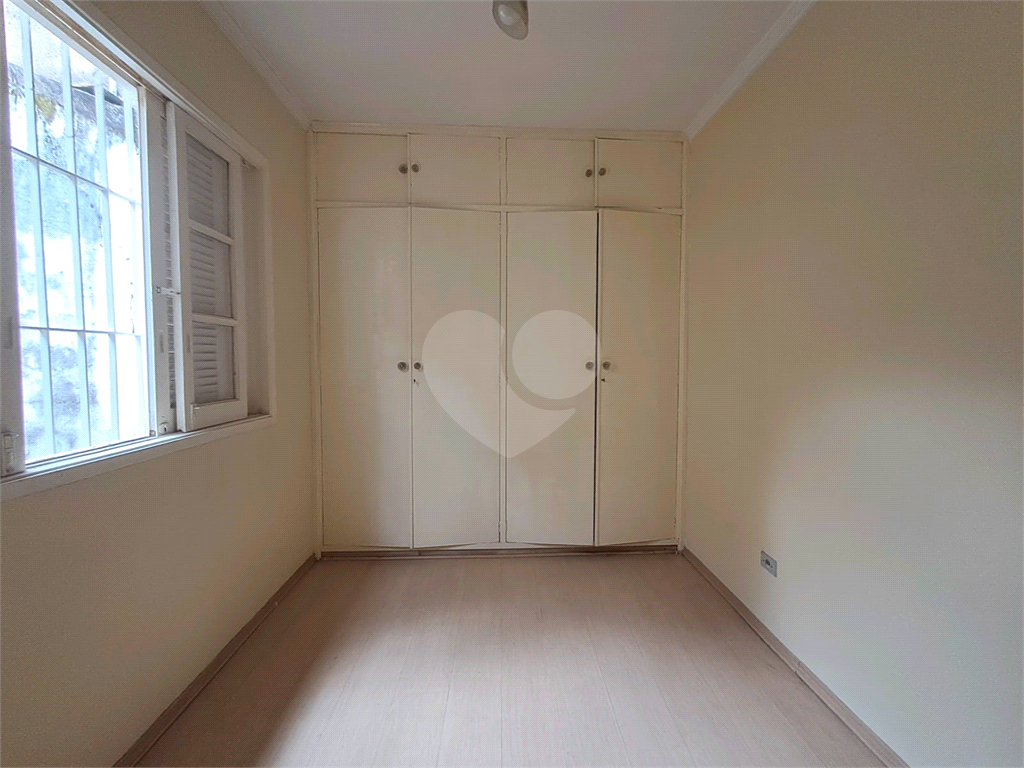 Casa de 105m² com sala de estar de 2 ambientes lavabo, copa e cozinha e pequeno quintal Pompéia