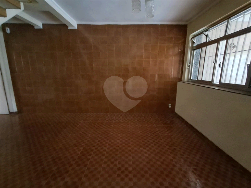 Casa de 105m² com sala de estar de 2 ambientes lavabo, copa e cozinha e pequeno quintal Pompéia