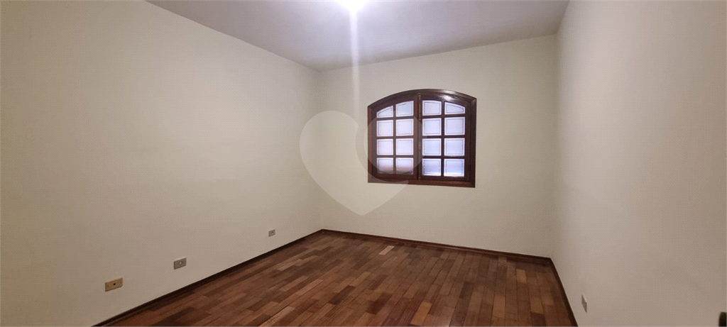Sobrado em Santa Terezinha, com 2 dormitórios e 3 vagas.