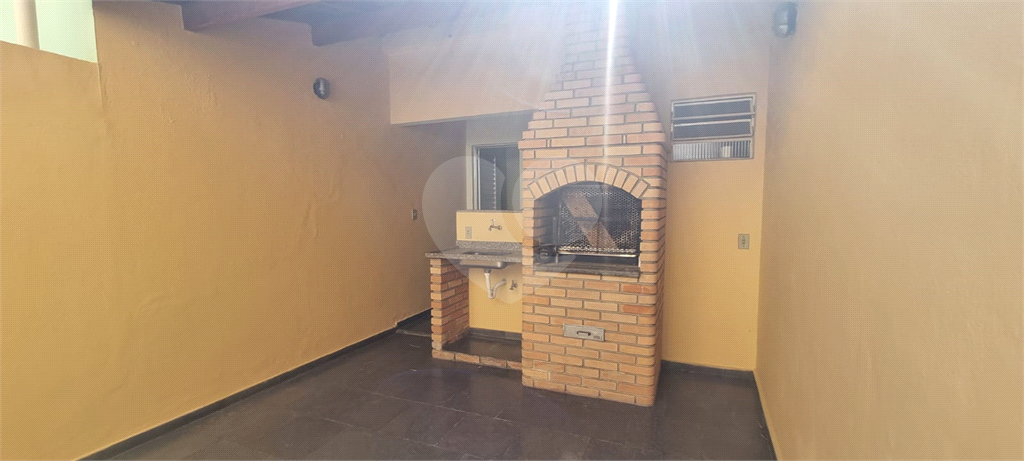 Sobrado em Santa Terezinha, com 2 dormitórios e 3 vagas.