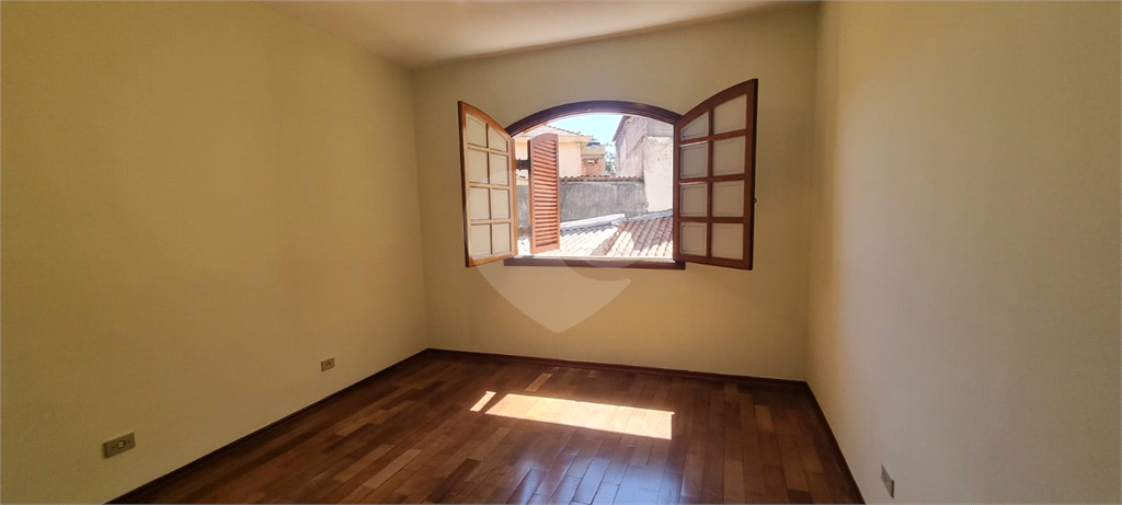 Sobrado em Santa Terezinha, com 2 dormitórios e 3 vagas.