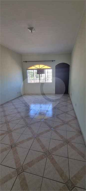 Sobrado em Santa Terezinha, com 2 dormitórios e 3 vagas.