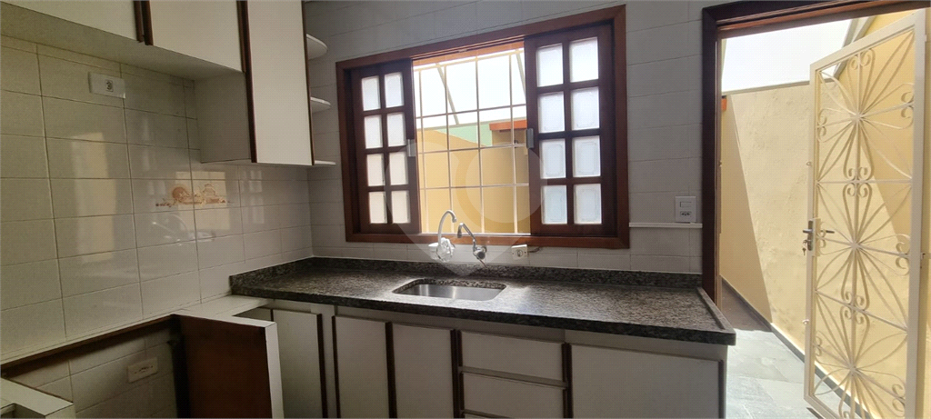 Sobrado em Santa Terezinha, com 2 dormitórios e 3 vagas.