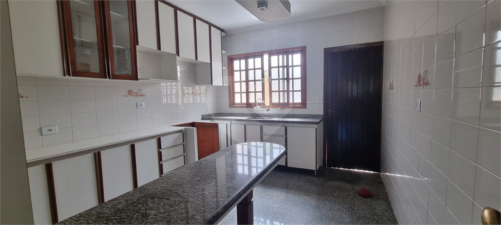 Sobrado em Santa Terezinha, com 2 dormitórios e 3 vagas.