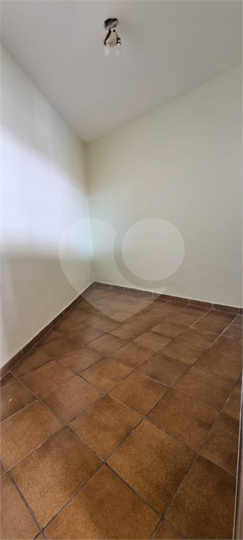 Sobrado em Santa Terezinha, com 2 dormitórios e 3 vagas.