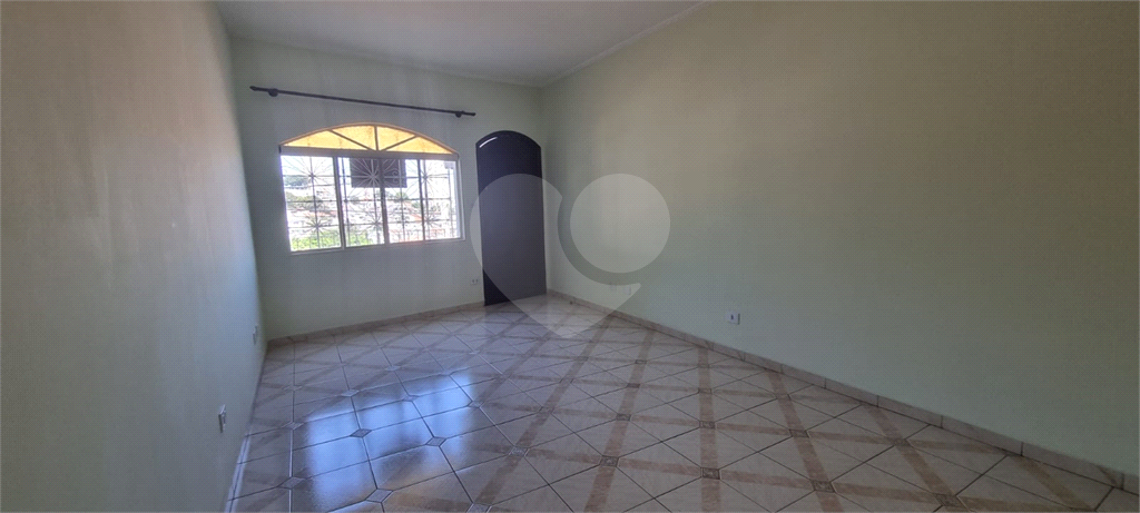 Sobrado em Santa Terezinha, com 2 dormitórios e 3 vagas.