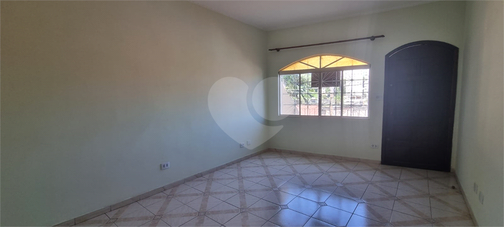 Sobrado em Santa Terezinha, com 2 dormitórios e 3 vagas.