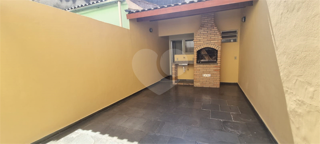 Sobrado em Santa Terezinha, com 2 dormitórios e 3 vagas.