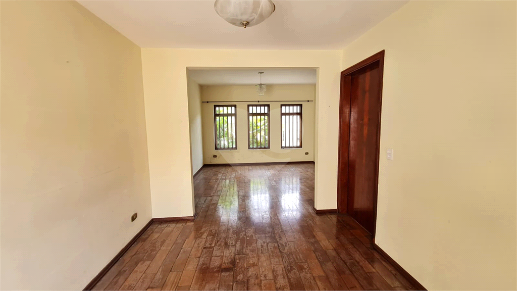 Sobrado à venda | 210 m² | 3 quartos (1 suíte) | 2 vagas na Vila Pedro Moreira!