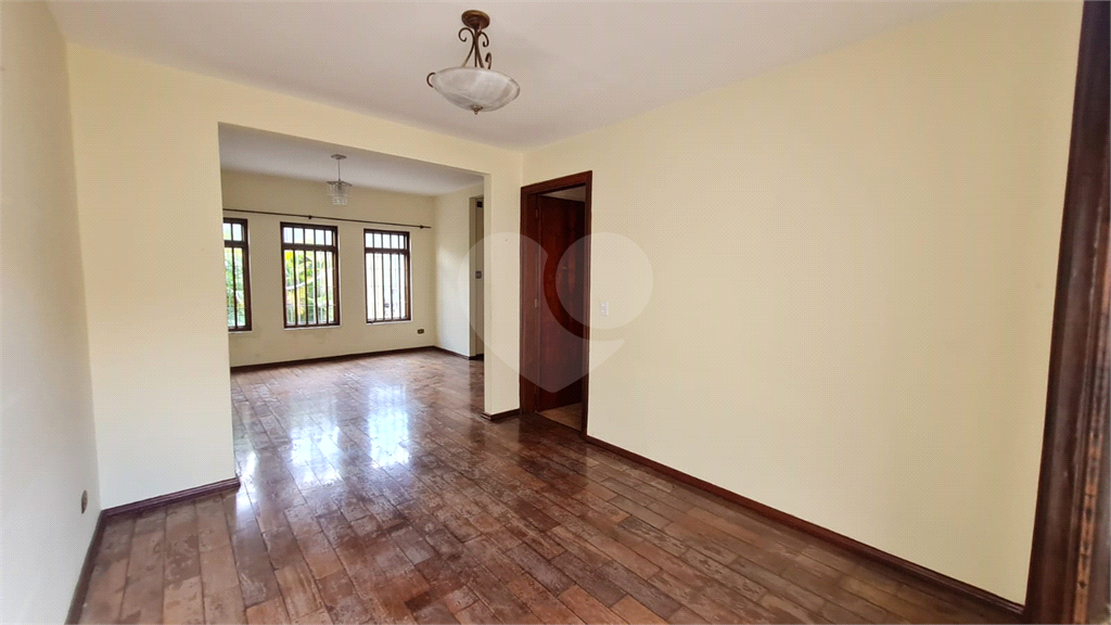 Sobrado à venda | 210 m² | 3 quartos (1 suíte) | 2 vagas na Vila Pedro Moreira!