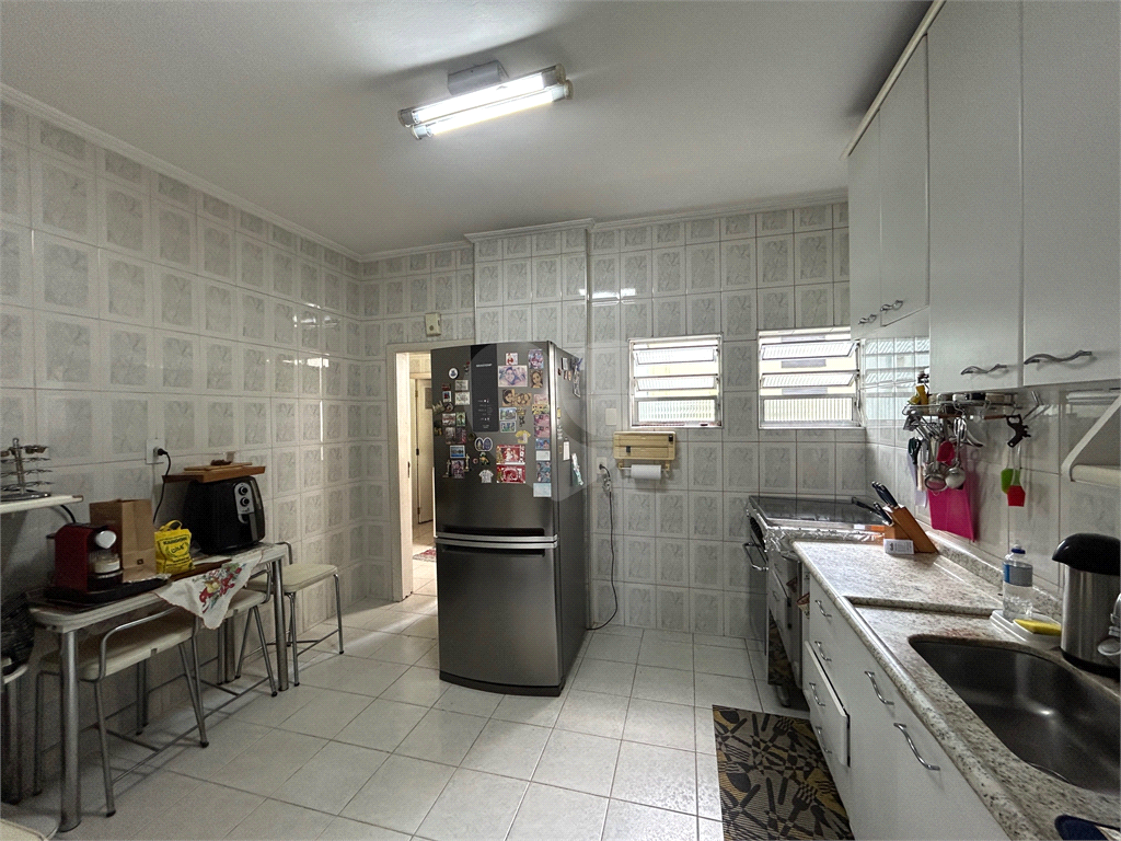 Apartamento de 120 m2 com Portaria 24hs em andar alto