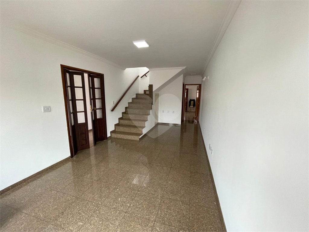Sobrado Jardim Temembé/Vila Arnoni, 03 dormitórios, 1 suíte.
