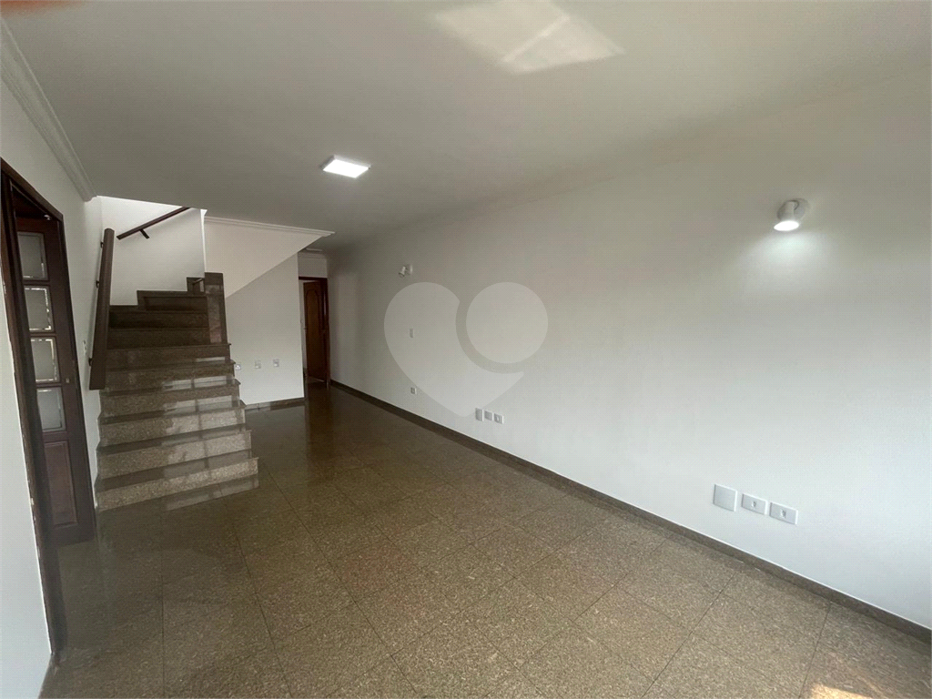 Sobrado Jardim Temembé/Vila Arnoni, 03 dormitórios, 1 suíte.