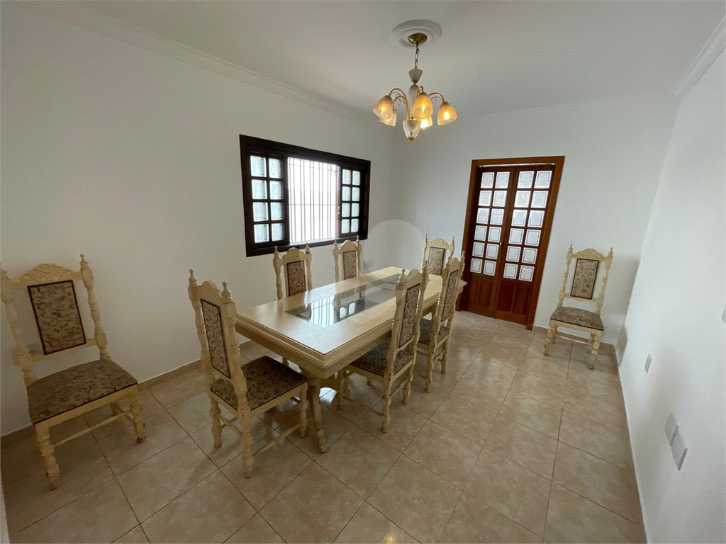 Sobrado Jardim Temembé/Vila Arnoni, 03 dormitórios, 1 suíte.
