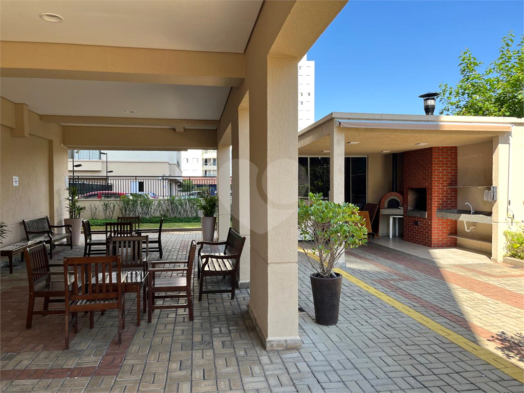 Apartamento venda GUARULHOS com 52m2, 2 quartos, sala com sacada e 1 vaga de garagem