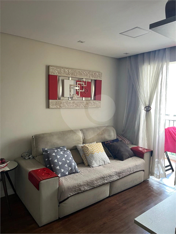 Apartamento venda GUARULHOS com 52m2, 2 quartos, sala com sacada e 1 vaga de garagem