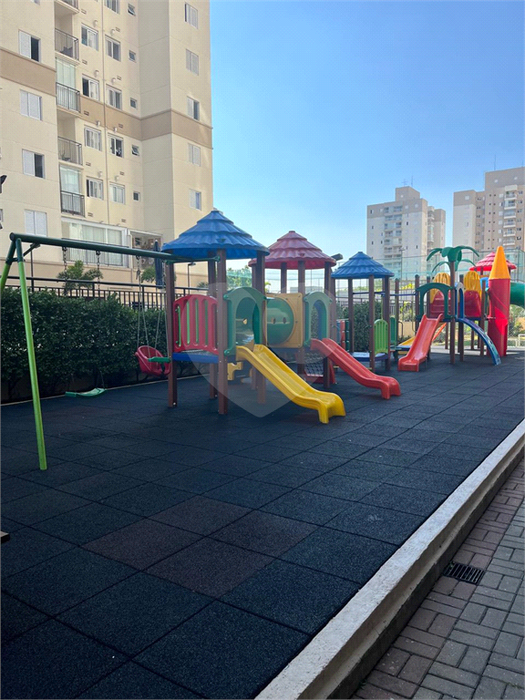 Apartamento venda GUARULHOS com 52m2, 2 quartos, sala com sacada e 1 vaga de garagem