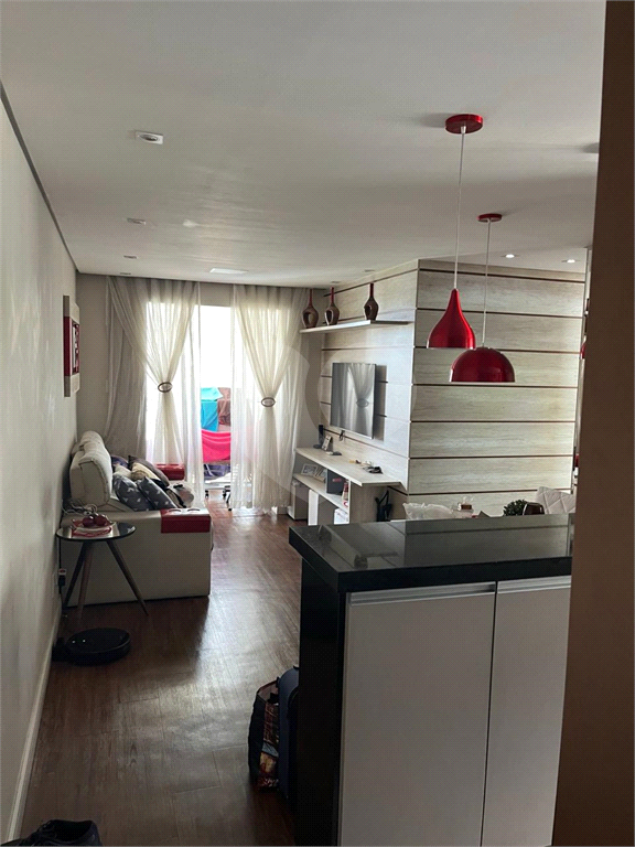 Apartamento venda GUARULHOS com 52m2, 2 quartos, sala com sacada e 1 vaga de garagem