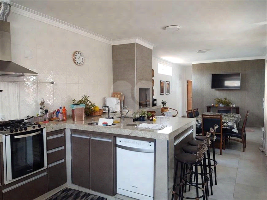 Casa à venda e aluguel com 5 quartos, 185m² - Foto 1