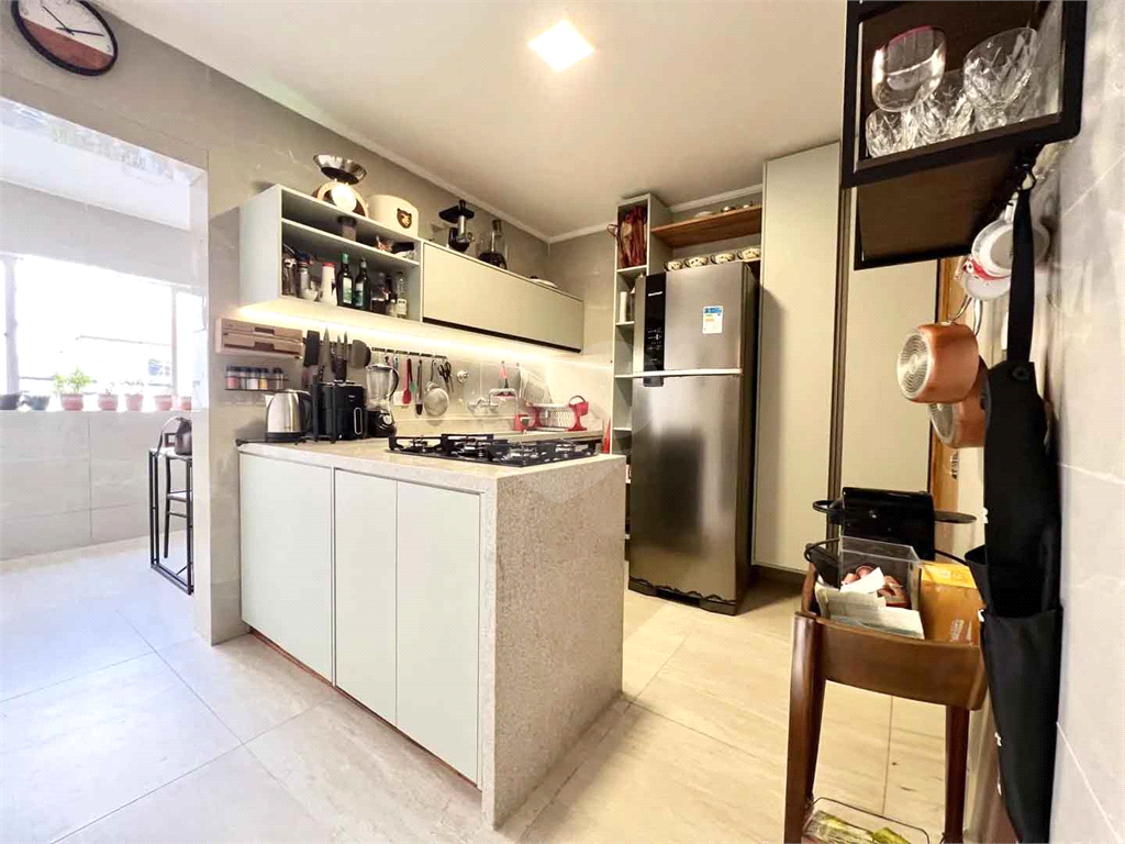 Apartamento reformado em predinho charmoso na Haddock Lobo! - 1 suíte, escritório e 1 vaga