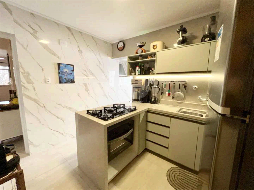 Apartamento reformado em predinho charmoso na Haddock Lobo! - 1 suíte, escritório e 1 vaga