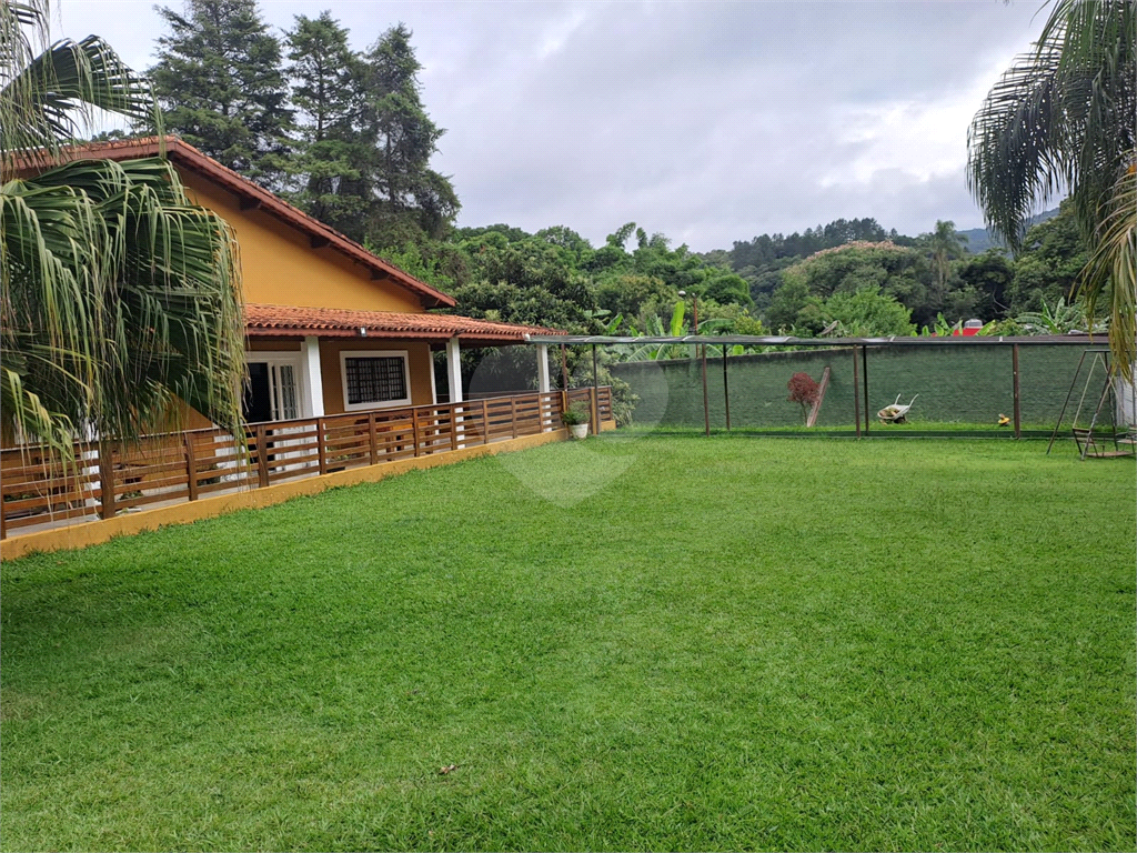Sitio à Venda 1691m² | 243m² Área construída| 4 Quartos| Piscina adulto e infantil| Energia Solar em Mairiporã