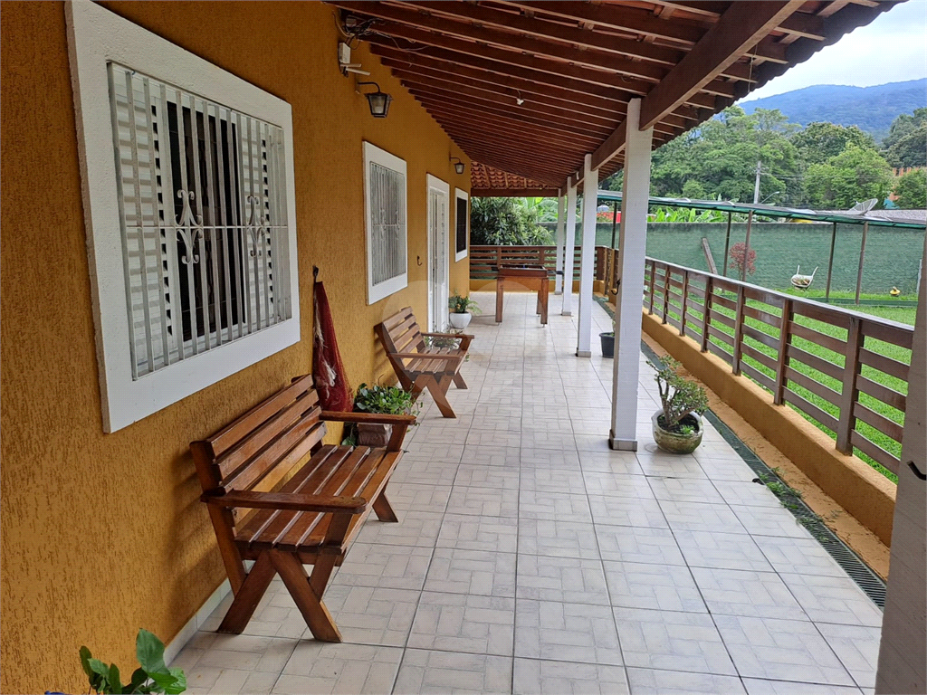 Sitio à Venda 1691m² | 243m² Área construída| 4 Quartos| Piscina adulto e infantil| Energia Solar em Mairiporã