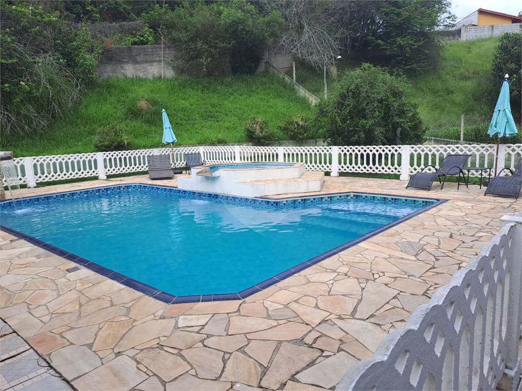 Sitio à Venda 1691m² | 243m² Área construída| 4 Quartos| Piscina adulto e infantil| Energia Solar em Mairiporã