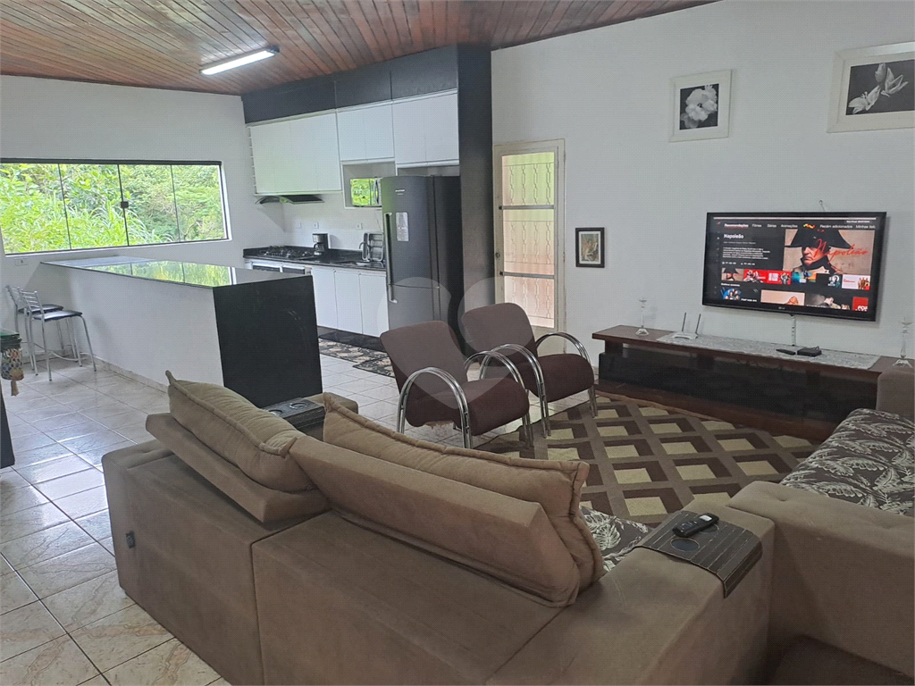 Sitio à Venda 1691m² | 243m² Área construída| 4 Quartos| Piscina adulto e infantil| Energia Solar em Mairiporã