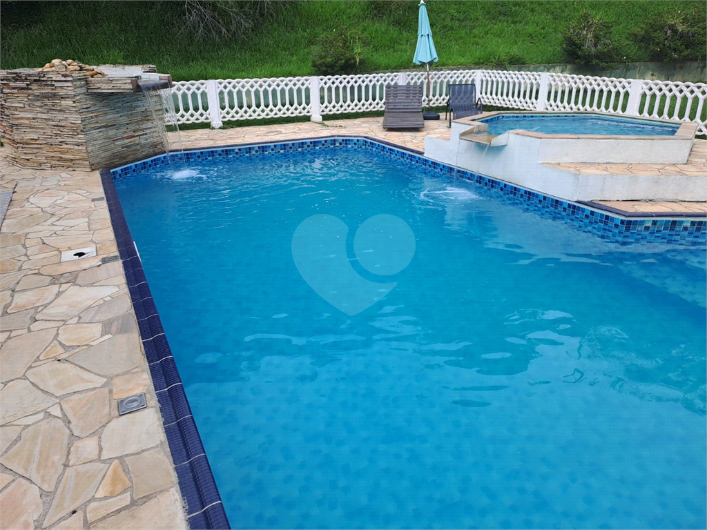 Sitio à Venda 1691m² | 243m² Área construída| 4 Quartos| Piscina adulto e infantil| Energia Solar em Mairiporã